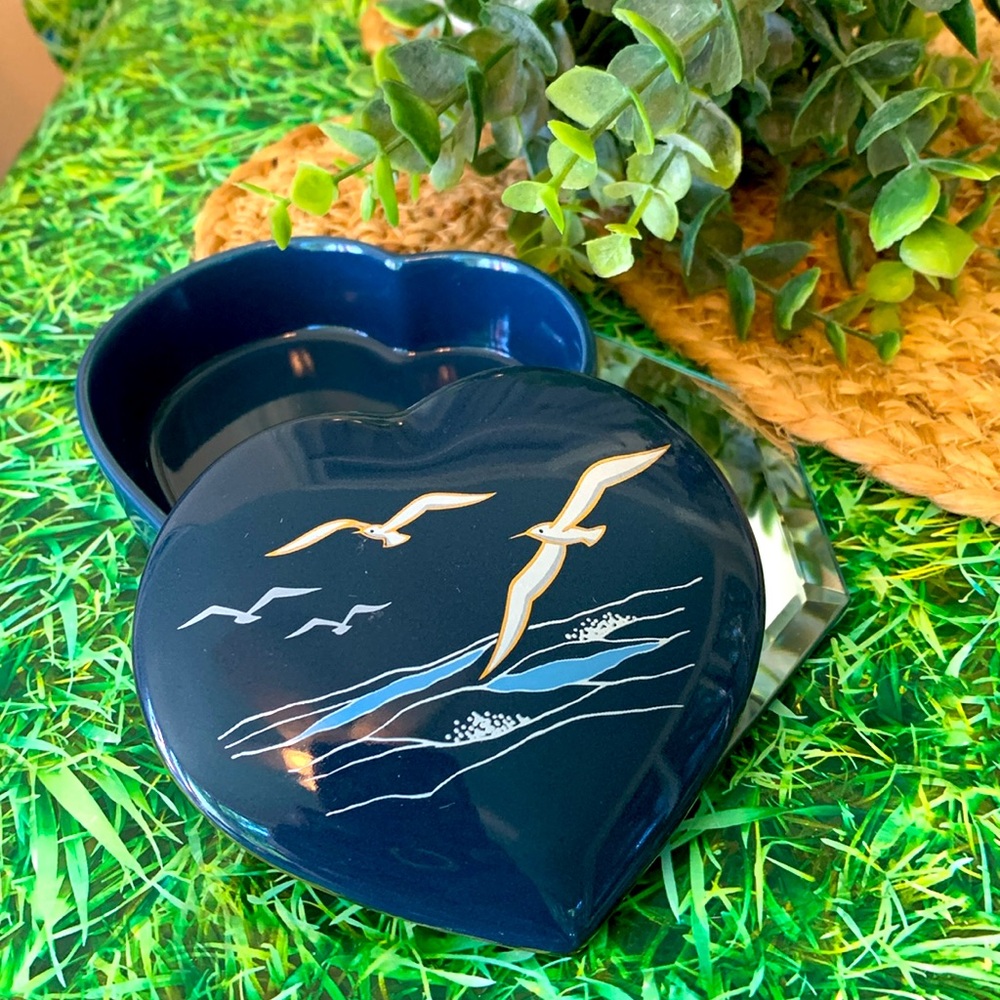 Vintage Octagiri, “the Sea” trinket box, EUC